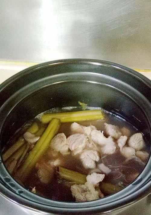 美味鱼腥草猪展汤的做法（重庆特色美食，鲜香浓郁的鱼腥草猪展汤）-第1张图片-美味行家