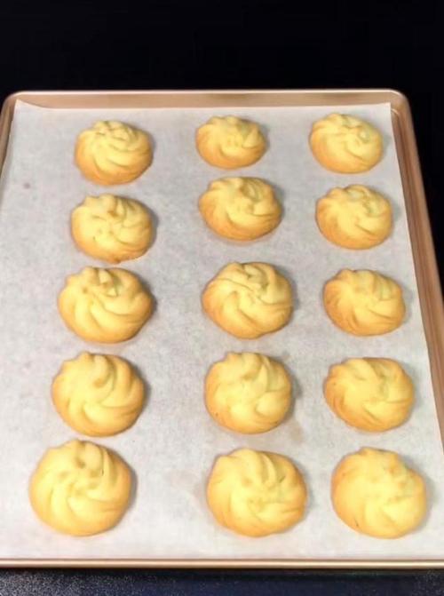 用小烤箱制作黄油饼干的秘诀（掌握小烤箱的技巧，做出美味的黄油饼干）-第1张图片-美味行家