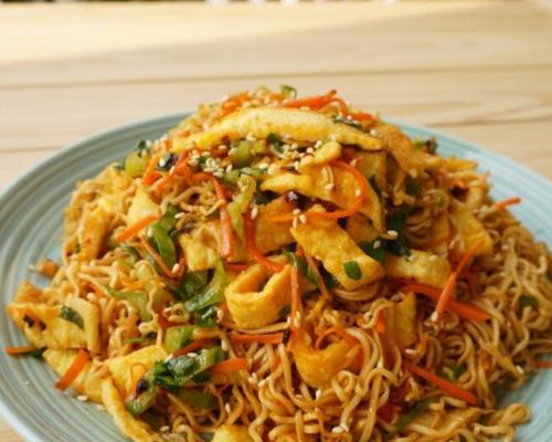 享受美食盛宴，尝试素三丝炒面（快捷方便的素食美食，健康美味俱佳）-第1张图片-美味行家