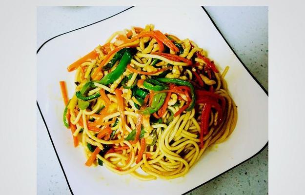享受美食盛宴，尝试素三丝炒面（快捷方便的素食美食，健康美味俱佳）-第2张图片-美味行家