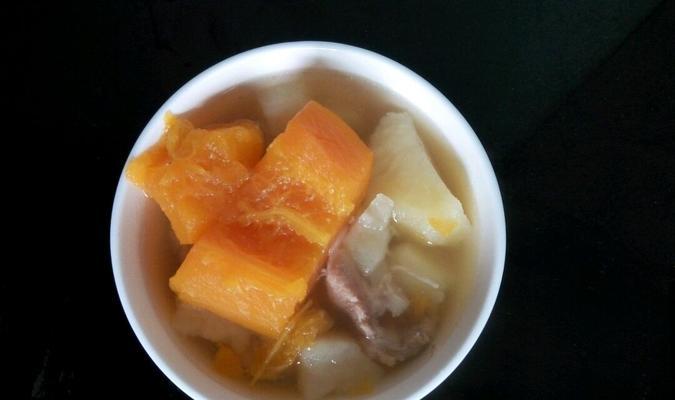 轻松做出美味扇子骨土豆胡萝卜汤（家常美食，营养美味的秘密、窍门及做法）-第3张图片-美味行家