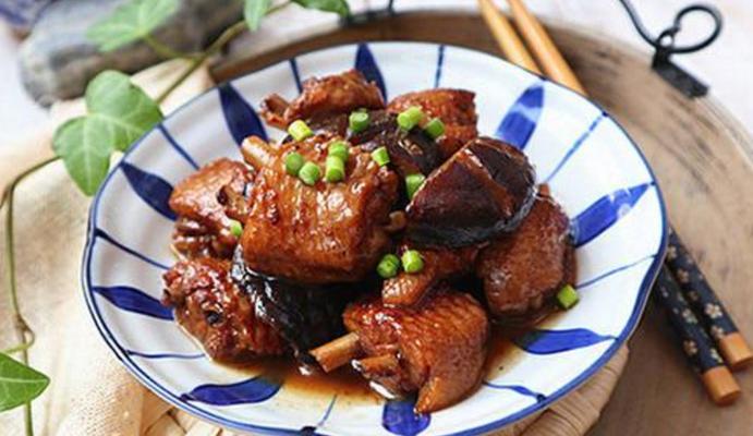 香菇烧鸡翅的做法（简单易学，美味可口，让你爱不释手）-第1张图片-美味行家