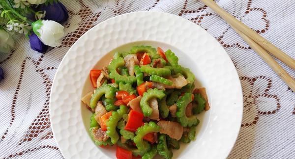 洋葱苦瓜五花肉的做法（香甜苦味交织，营养丰富的美味佳肴）-第2张图片-美味行家