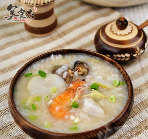 以沙窝海鲜粥为主题的美食烹饪教程（手把手教你制作营养丰富的海鲜粥，让你轻松享用美味健康）-第2张图片-美味行家