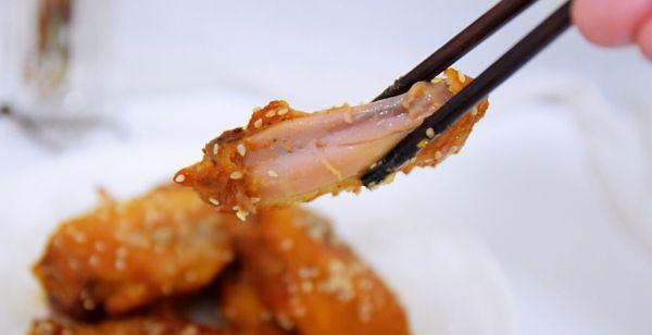 又香又辣的烤翅制作方法（用蜜汁和香料制成的烤翅让您口水直流）-第1张图片-美味行家