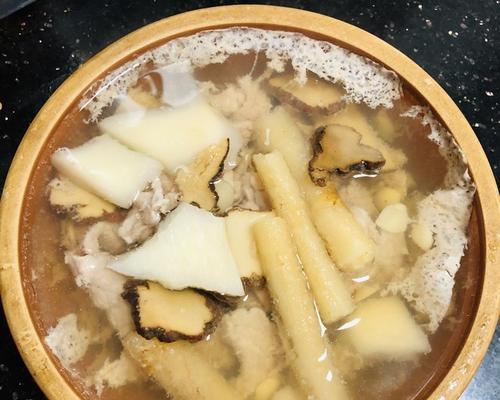探秘野菌汤的独特做法（如何烹制一碗鲜美的野菌汤？）-第1张图片-美味行家