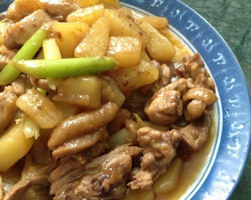 美味炆鸡，如何用土豆来调味？（探讨土豆在炆鸡中的独特功效，让你做出一道美味的土豆炆鸡）-第3张图片-美味行家