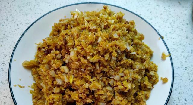 美味油渣酸菜馅饺子的制作方法（家庭厨房教你如何制作口感鲜美、营养丰富的油渣酸菜馅饺子）-第1张图片-美味行家