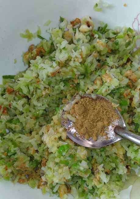 美味油渣酸菜馅饺子的制作方法（家庭厨房教你如何制作口感鲜美、营养丰富的油渣酸菜馅饺子）-第2张图片-美味行家