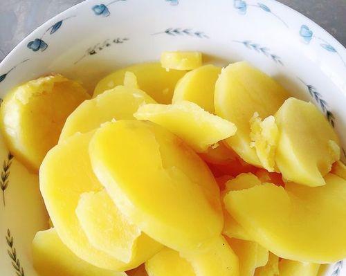 土豆泥，营养美味（做法简单、口感细腻，土豆泥成为经典美食）-第1张图片-美味行家