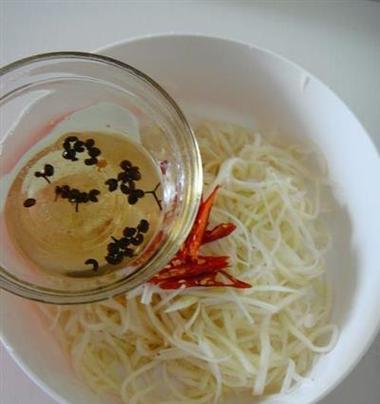 肉末苤蓝家常菜的制作方法（营养美味的蔬菜搭配肉末，营养丰富美味可口）-第1张图片-美味行家
