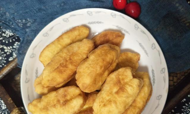 手工制作香酥油条，大快朵颐的美味早餐（教你学会制作香酥油条，让你在家也能尝到正宗的美味）-第2张图片-美味行家