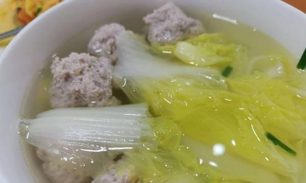 健康美味，小白菜贡丸汤的做法（家庭厨房，烹制美味小白菜贡丸汤）-第1张图片-美味行家