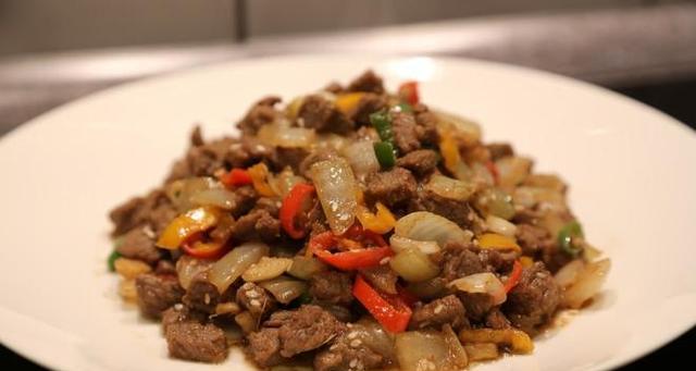 新疆炒烤肉，一道令人垂涎的美食（探寻正宗的炒烤肉做法，让你在家也能品尝美味）-第3张图片-美味行家
