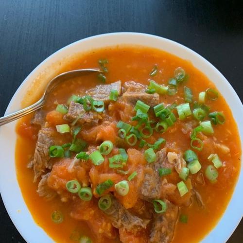 一道暖心营养的家常菜——以西红柿炖牛肉（炖出滋味，温暖一家人）-第1张图片-美味行家