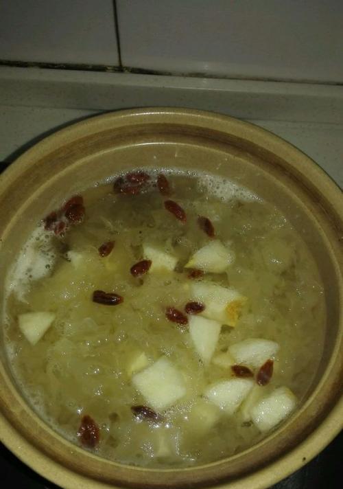 轻松学会银耳梨子羹的制作方法（美味健康的冰糖银耳梨子羹，营养美味兼备）-第3张图片-美味行家