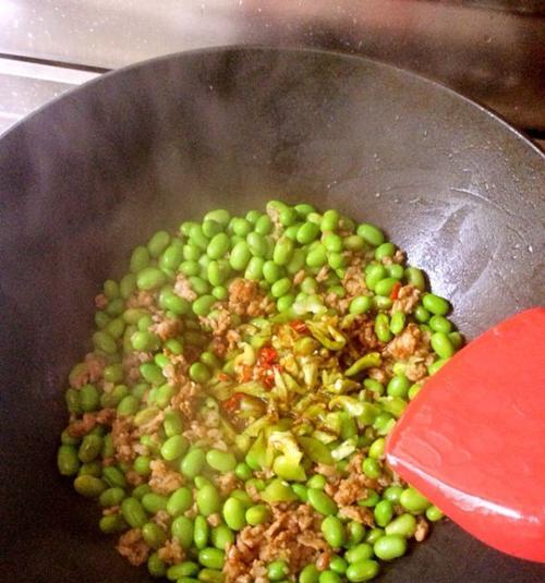 小鱼干炒青豆，营养美味双赢（一道简单易学的营养美食，开启舌尖的健康新生活）-第1张图片-美味行家