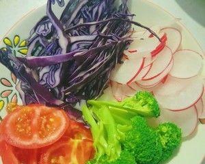 五彩蔬菜沙拉，让你的味蕾焕发生机（色彩丰富、营养健康，打造完美沙拉的小技巧）-第2张图片-美味行家