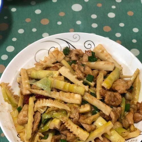 小笋炒肉的美食之旅（教你做出口感极佳的小笋炒肉）-第3张图片-美味行家