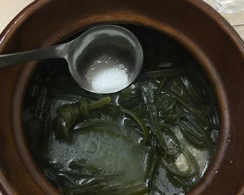 酸海带白菜汤的做法（鲜美营养一碗汤——以海带白菜为主材制作的养生汤）-第2张图片-美味行家