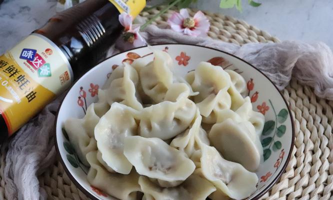 用胡萝卜点缀的羊肉水饺（学会如何制作出这种美味的佳肴，让你的家人和朋友都大饱口福）-第2张图片-美味行家