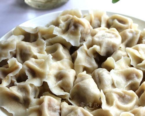 用胡萝卜点缀的羊肉水饺（学会如何制作出这种美味的佳肴，让你的家人和朋友都大饱口福）-第1张图片-美味行家