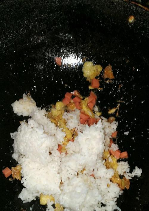 以咸鸭蛋清火腿肠白米饭粥为主题的营养早餐做法-第3张图片-美味行家