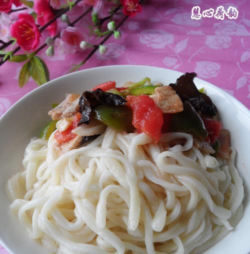 油泼面拉条子的制作方法（学会制作美味的油泼面，让你感受中国传统美食的魅力）-第1张图片-美味行家