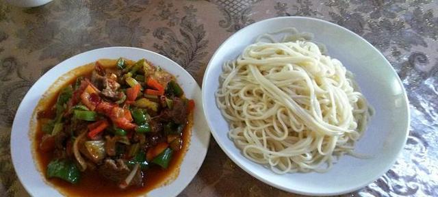 油泼面拉条子的制作方法（学会制作美味的油泼面，让你感受中国传统美食的魅力）-第3张图片-美味行家
