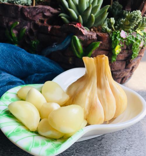 鲜香腌小蒜的做法（家常小蒜的制作方法，轻松一学即可为家人带来健康美味）-第2张图片-美味行家