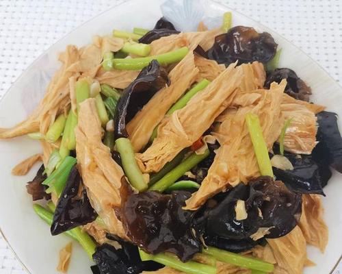 瘦肉炒木耳腐竹，美味又健康（古法烹饪，营养丰富的家常菜）-第2张图片-美味行家