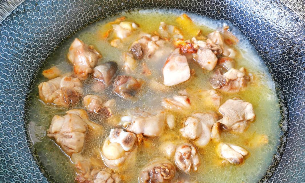 私房麻油鸡汤的制作方法（美味鲜香的家常菜谱，轻松学会私房麻油鸡汤的制作）-第3张图片-美味行家
