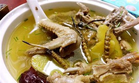 尾草鸡汤，滋补养生的佳肴（传统家常菜，美味又养生；如何制作一碗营养丰富的尾草鸡汤？）-第1张图片-美味行家