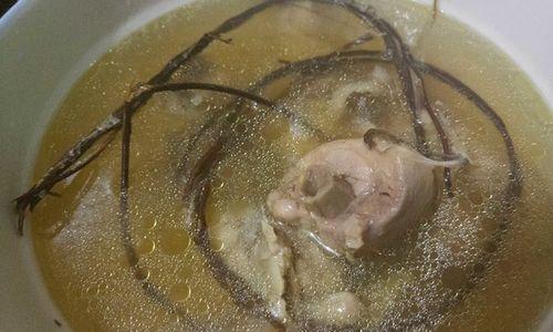 尾草鸡汤，滋补养生的佳肴（传统家常菜，美味又养生；如何制作一碗营养丰富的尾草鸡汤？）-第3张图片-美味行家