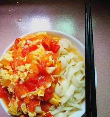 味美又营养的家常菜——西红柿鸡蛋打卤面（手把手教你制作美味可口的西红柿鸡蛋打卤面）-第2张图片-美味行家