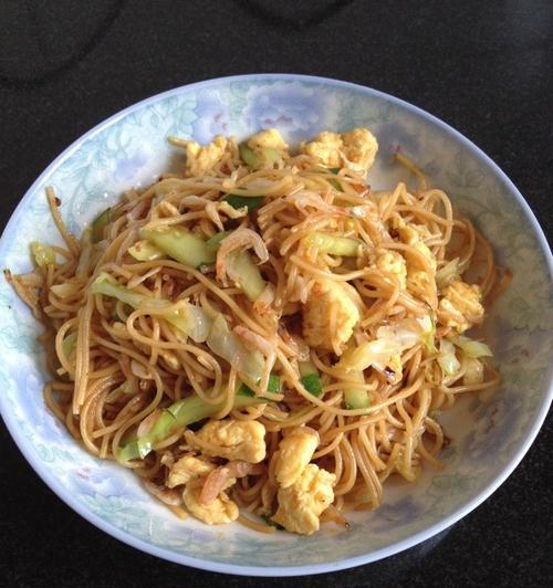 五花肉炒粉，美味可口的家常菜（如何制作一道家常五花肉炒粉）-第1张图片-美味行家
