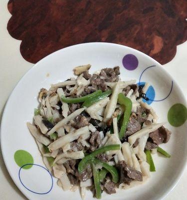 美食天堂——肉丝炒莲藕（如何制作一道口感鲜嫩、味道鲜美的肉丝炒莲藕？）-第1张图片-美味行家
