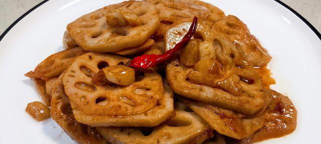 美食天堂——肉丝炒莲藕（如何制作一道口感鲜嫩、味道鲜美的肉丝炒莲藕？）-第3张图片-美味行家