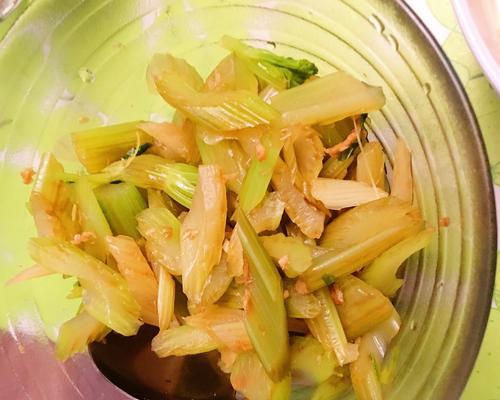 生拌芹菜的做法（健康美味又简单，让你爱上生拌芹菜）-第2张图片-美味行家