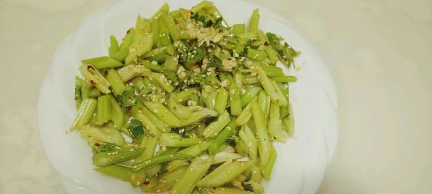 生拌芹菜的做法（健康美味又简单，让你爱上生拌芹菜）-第3张图片-美味行家