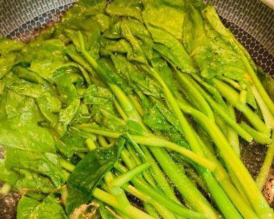 以水煮菜心，让素食更美味（简单易学的做法，让你爱上菜心的清爽口感）-第1张图片-美味行家