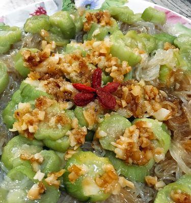 用蒜蓉丝瓜营造美味健康的爱心蛋（健康、美味、简单易学的蒜蓉丝瓜爱心蛋）-第2张图片-美味行家