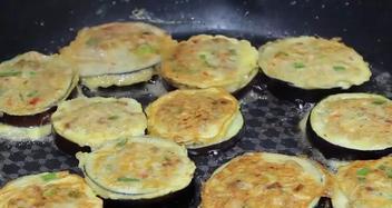 教你煎出香气四溢的茄子饼（一口咬下，回味无穷，茄子饼的制作方法大揭秘）-第1张图片-美味行家