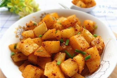 香辣土豆块的制作方法（用香料和辣椒调味的土豆块）-第1张图片-美味行家