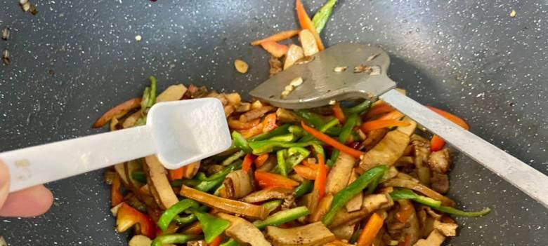 美食达人必学！以香干五花肉为主角的烹饪大法（超级简单易学的香干五花肉烹饪技巧，轻松搞定饕餮盛宴）-第1张图片-美味行家