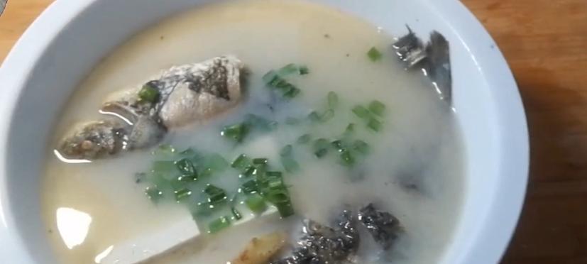 双菇鲫鱼汤的做法（一碗美味双营养的汤菜）-第2张图片-美味行家