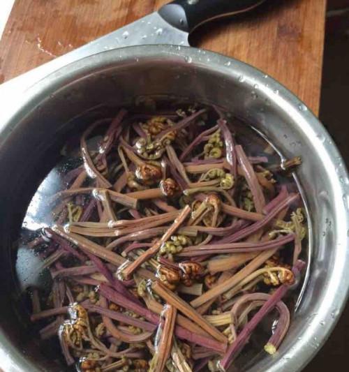 香辣蕨菜的制作方法（一道美味健康的家常菜）-第3张图片-美味行家