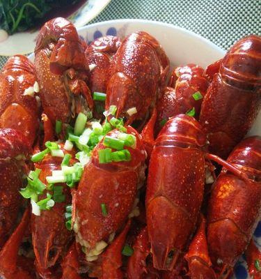 教你如何做美味的蒜蓉龙虾（一道口感鲜美、做法简单的美食佳肴）-第3张图片-美味行家