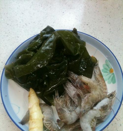 美味的虾仁海带汤做法（家庭厨房必备，简单易学的海鲜汤菜谱）-第1张图片-美味行家