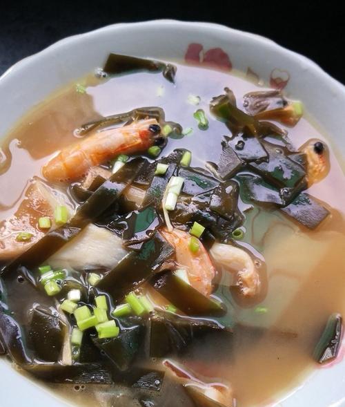 美味的虾仁海带汤做法（家庭厨房必备，简单易学的海鲜汤菜谱）-第2张图片-美味行家